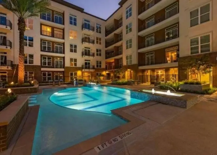 Sodo City Gem: Rooftop Skyline Pool Parking Wi-Fi